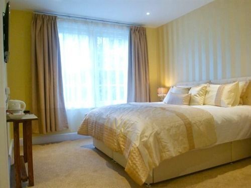 The Crown At Broad Hinton Hotell Exteriör bild